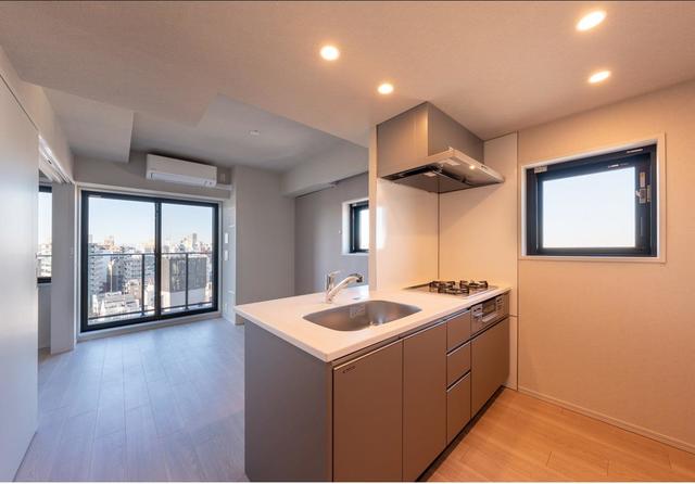 対面キッチンで部屋全体とバルコニーを見ることができます。※写真は同タイプ住戸です。