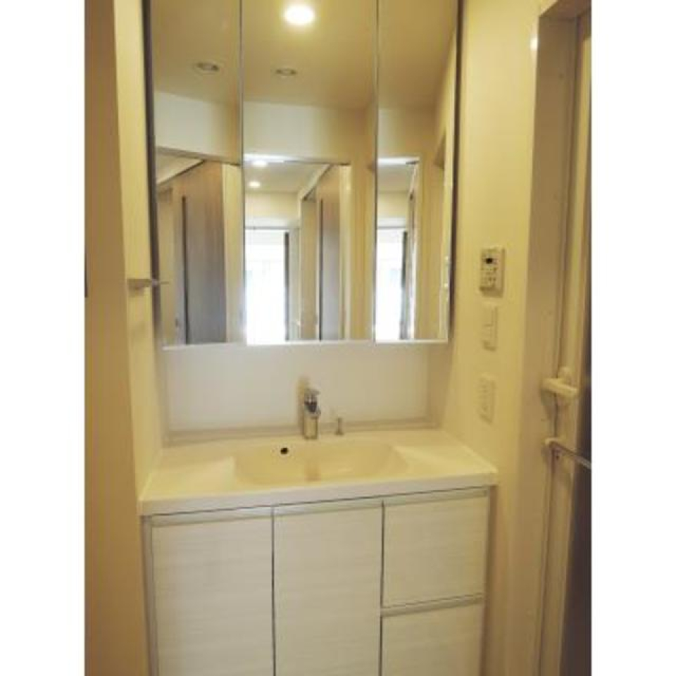 洗面台にここまで収納できるのは助かる！
※写真は同タイプ住戸です。