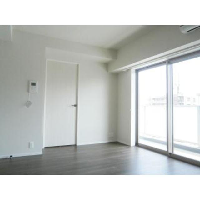 6帖の個室へとつながる扉。※写真は同タイプ住戸です。