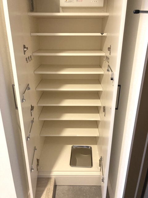 シューズボックスを開けた様子。※写真は同タイプ住戸です。