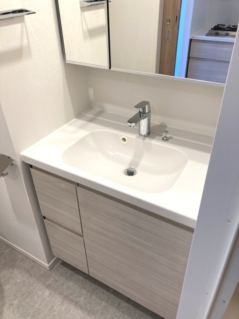 三面鏡の独立洗面台。※写真は同タイプ住戸です。