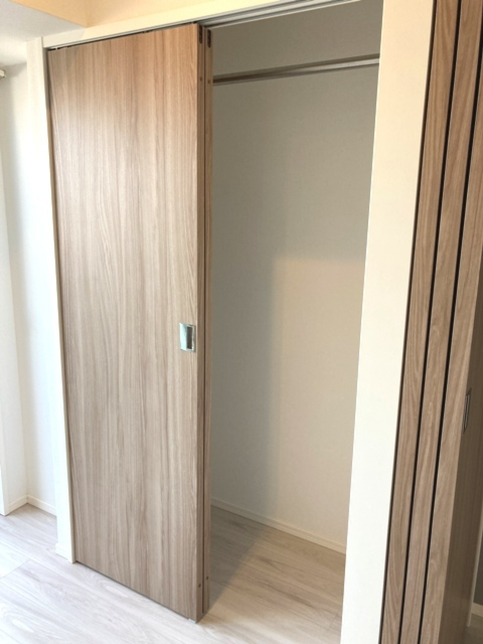 クローゼットを開けた様子。※写真は同タイプ住戸です。