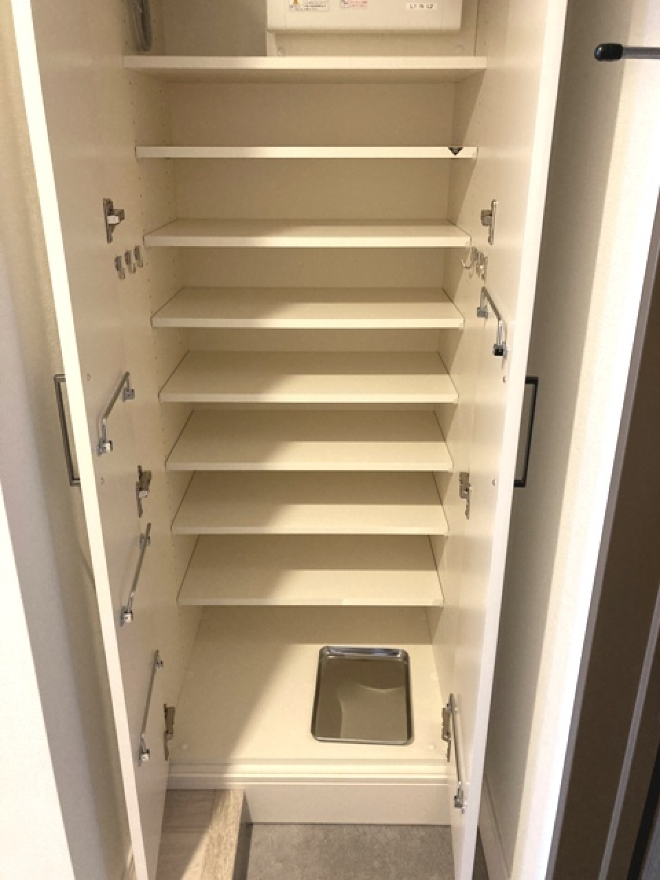 シューズボックスを開けた様子。※写真は同タイプ住戸です。