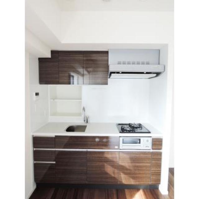 システムキッチンです！調味料などの収納も出来る棚付き！
※写真は同タイプ住戸です。