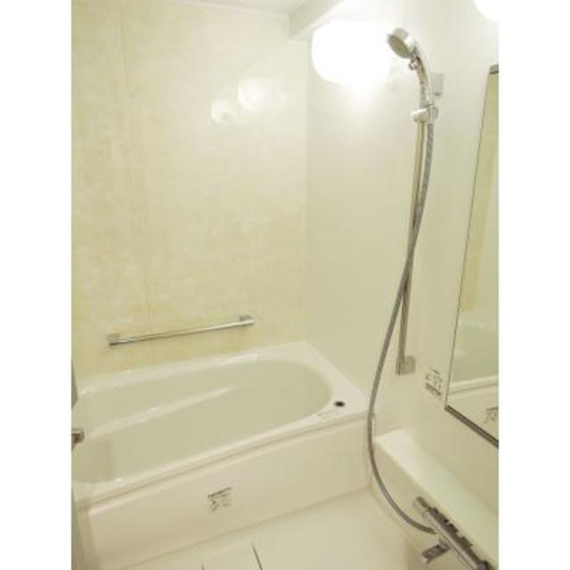 癒しのバスタイムをお楽しみください。
※写真は同タイプ住戸です。