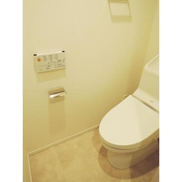 ピッ！って押して流すタイプのトイレです。（語彙力皆無）
※写真は同タイプ住戸です。