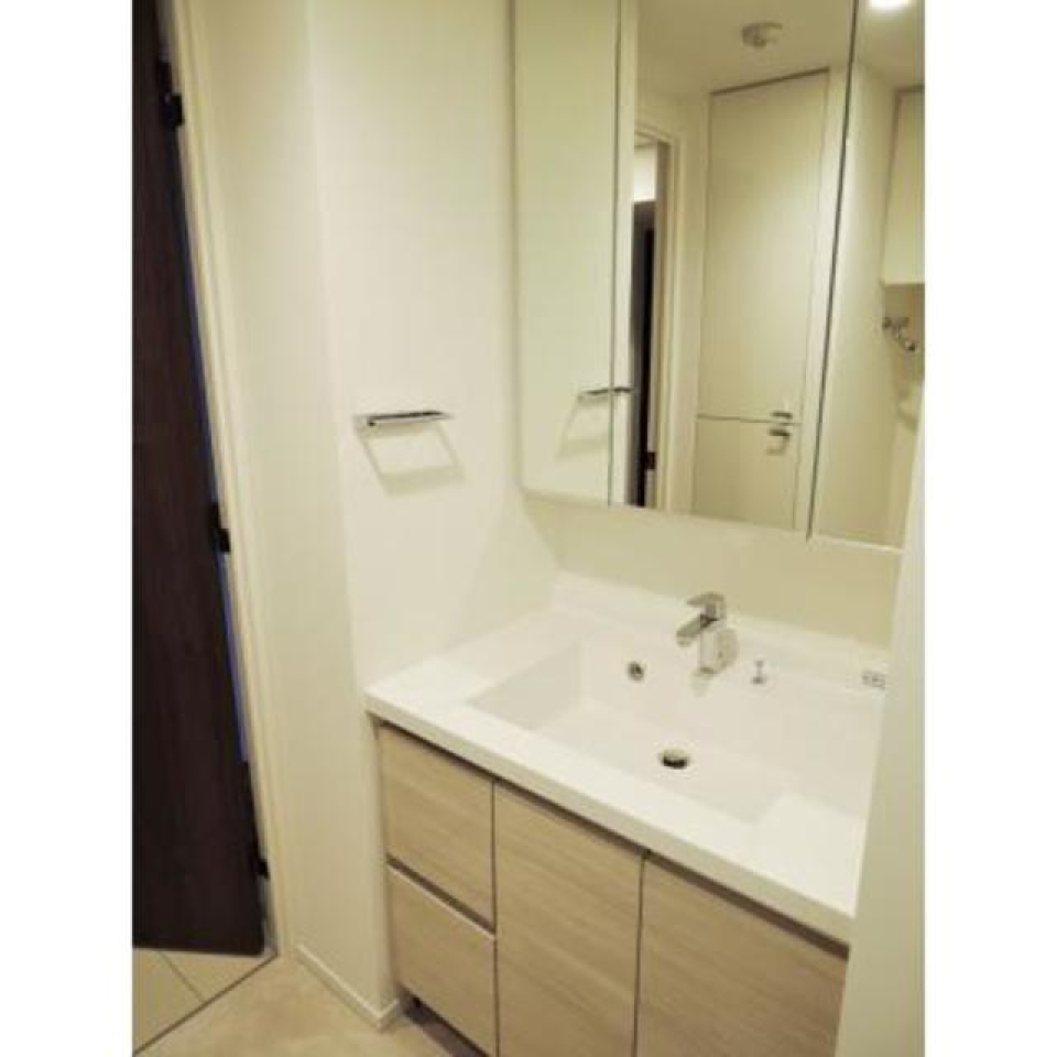 ウッド調のナチュラルな洗面台。
※写真は同タイプ住戸です。