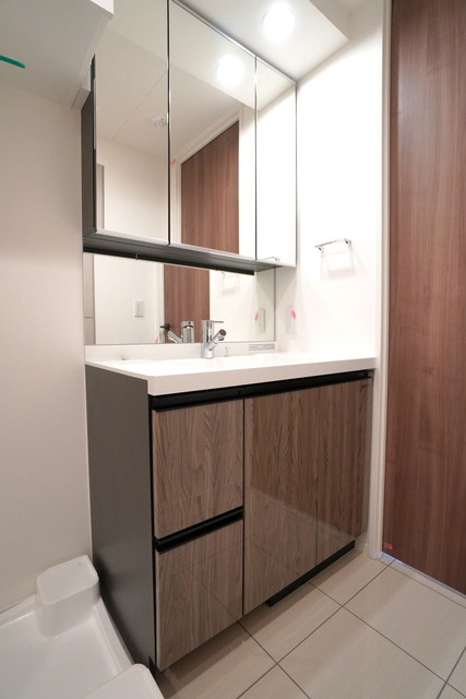 ダークな木目がオシャレな洗面台。※写真は同タイプ住戸です。