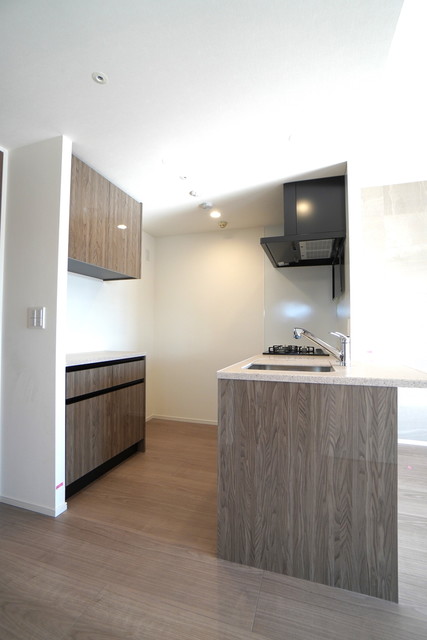 対面式キッチンのほかにカップボードも付いて大変便利。※写真は同タイプ住戸です。