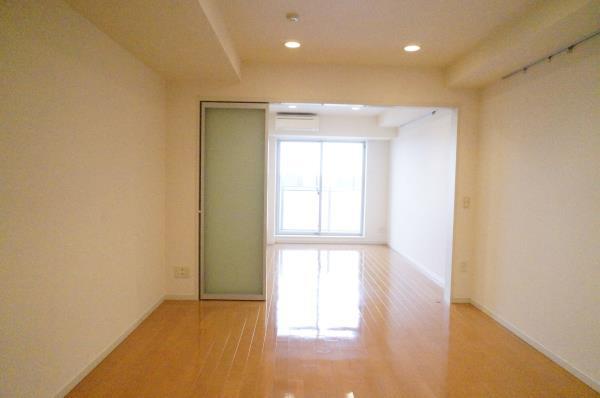 10.6帖と6.9帖の仕切りを開けると広々とした空間になります。