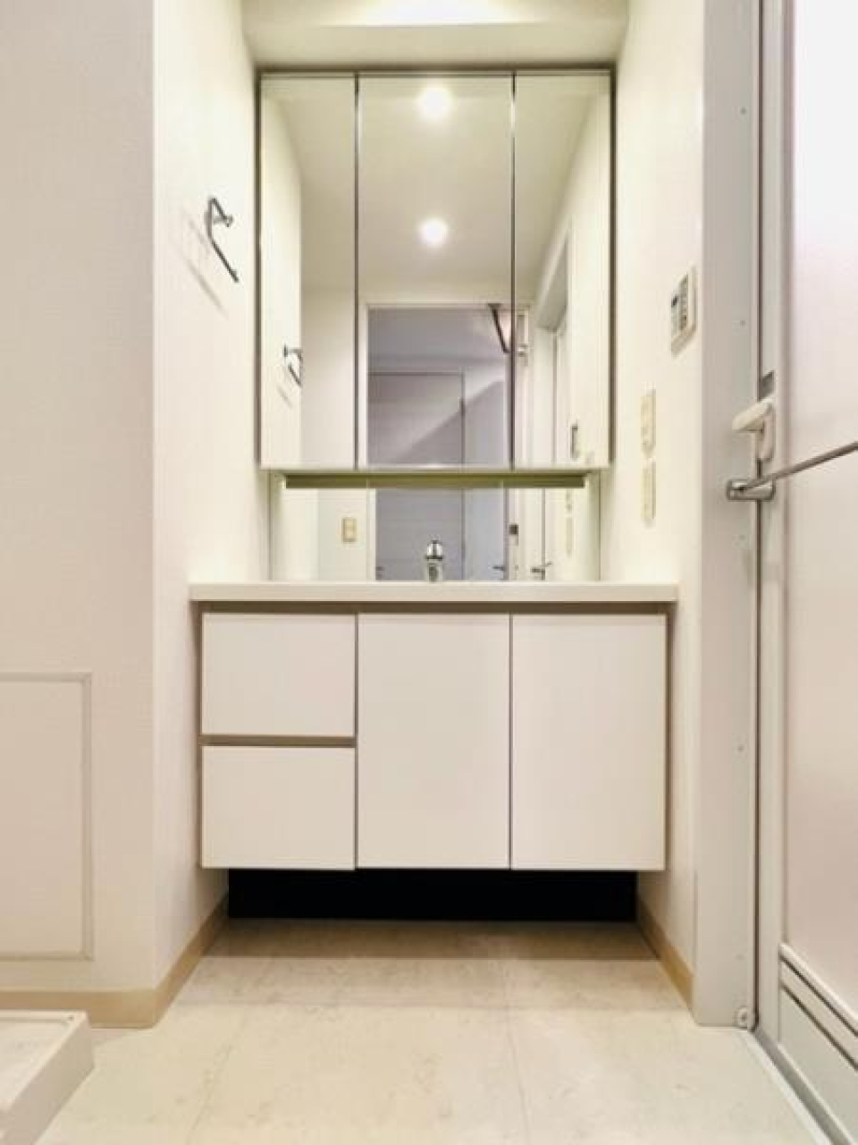 嬉しい三面鏡の独立洗面台。