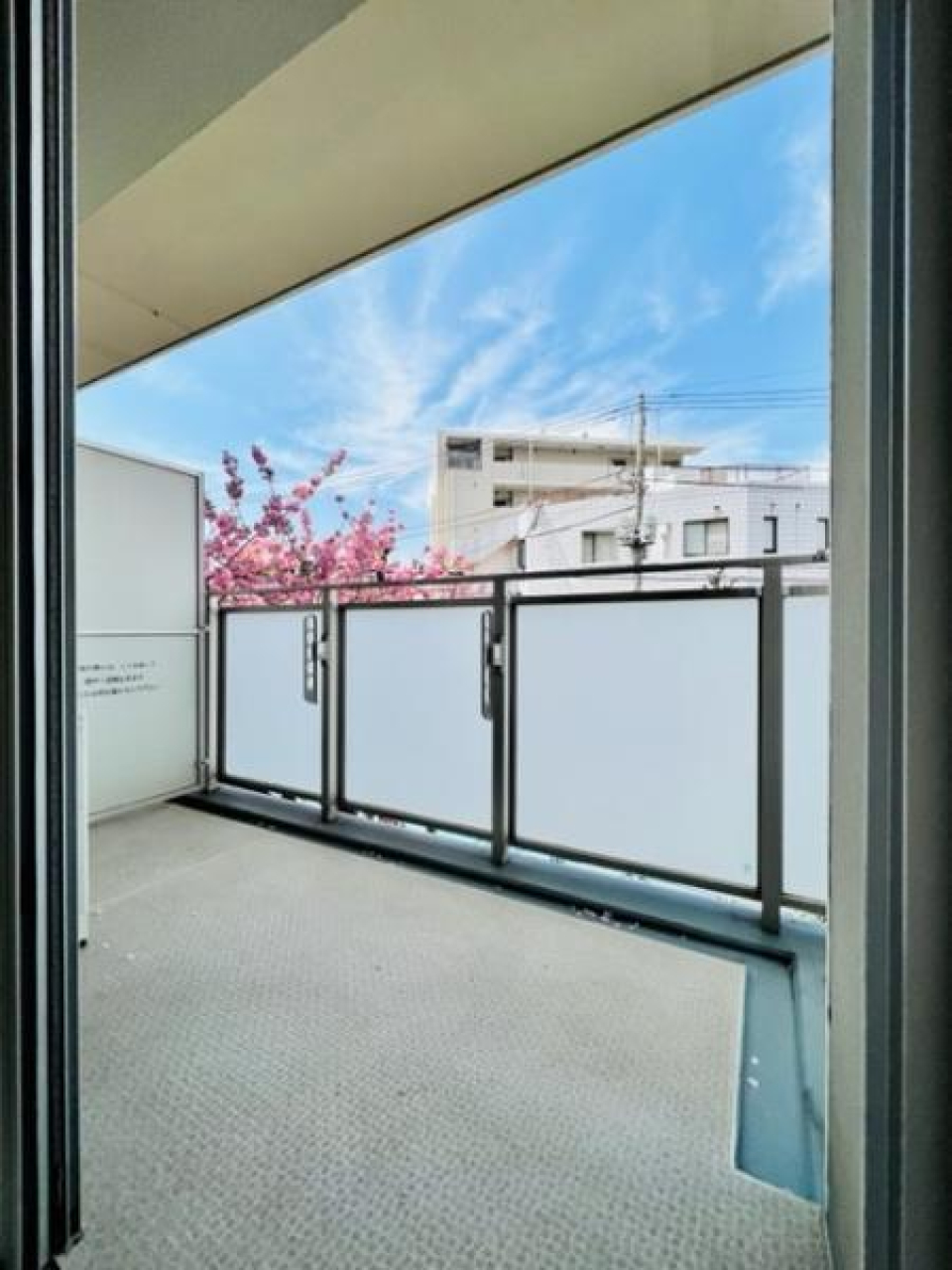 ゆとりのあるバルコニー。