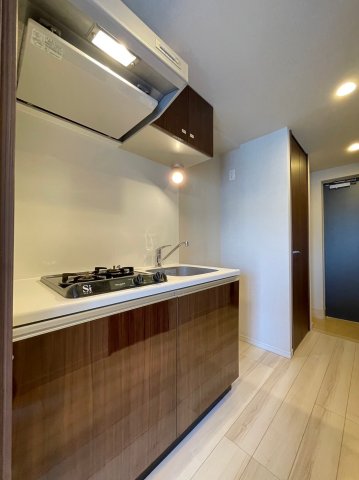 木目で統一されたキッチン。