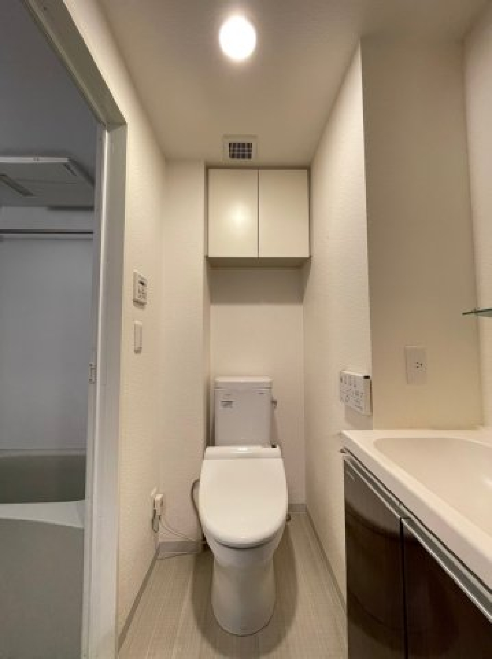 収納棚もあって便利なトイレ。