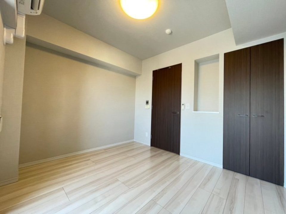 柔らかな木目の床に合うアッシュベージュの壁。