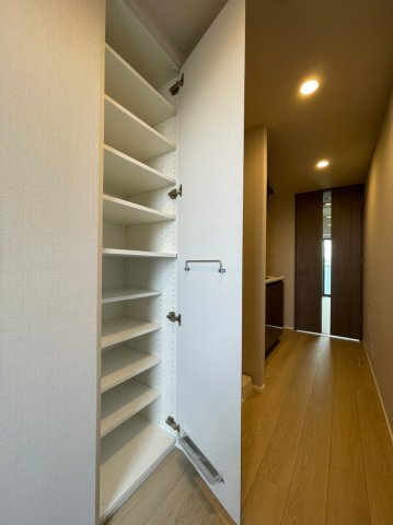 玄関にはシューズボックスがあって沢山物が入りそうです！