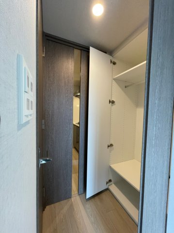 部屋に入ったところにもクローゼットがあります！