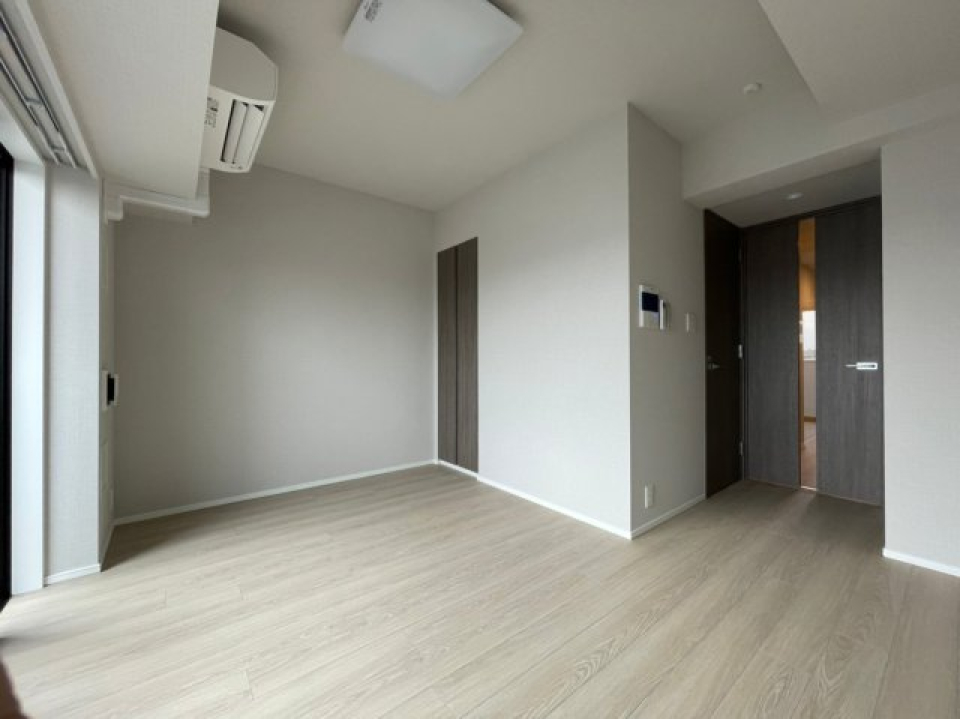 ７．１帖の一部屋は広々、日差しが入り込む部屋です。