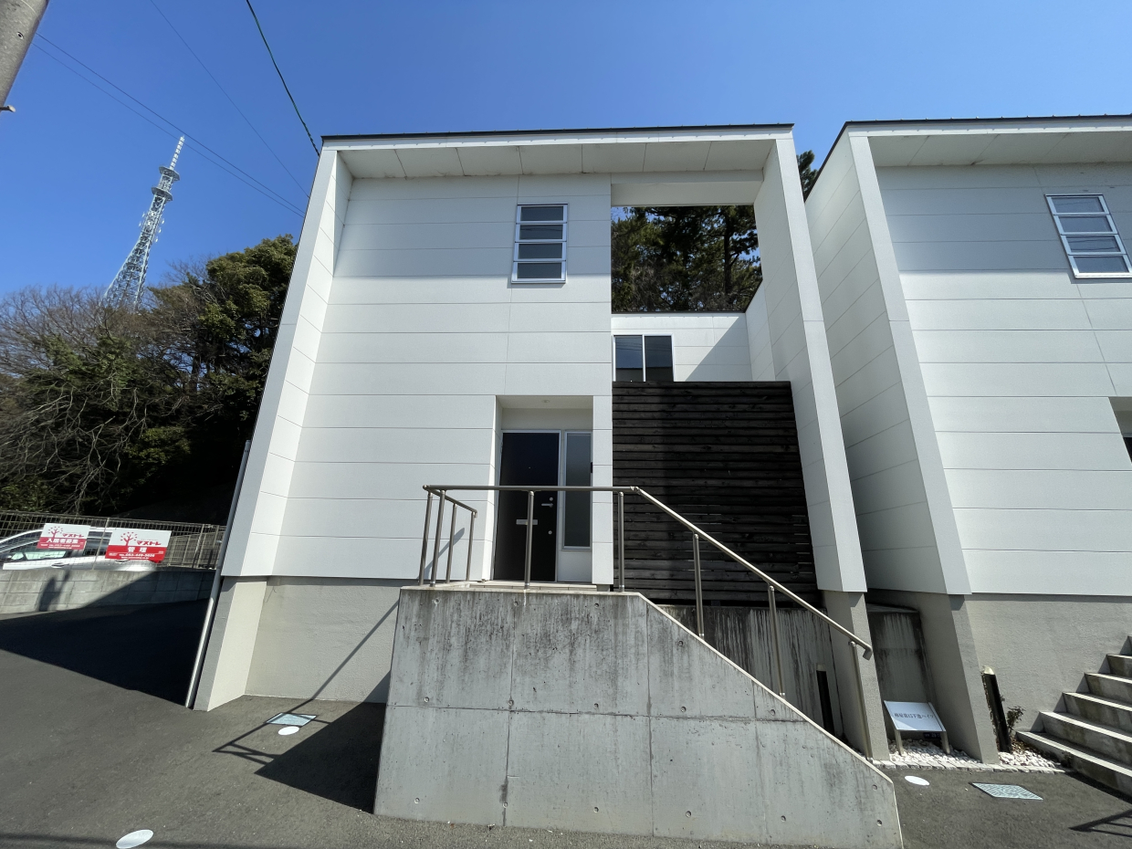 真っ白い箱型のスタイリッシュな外観