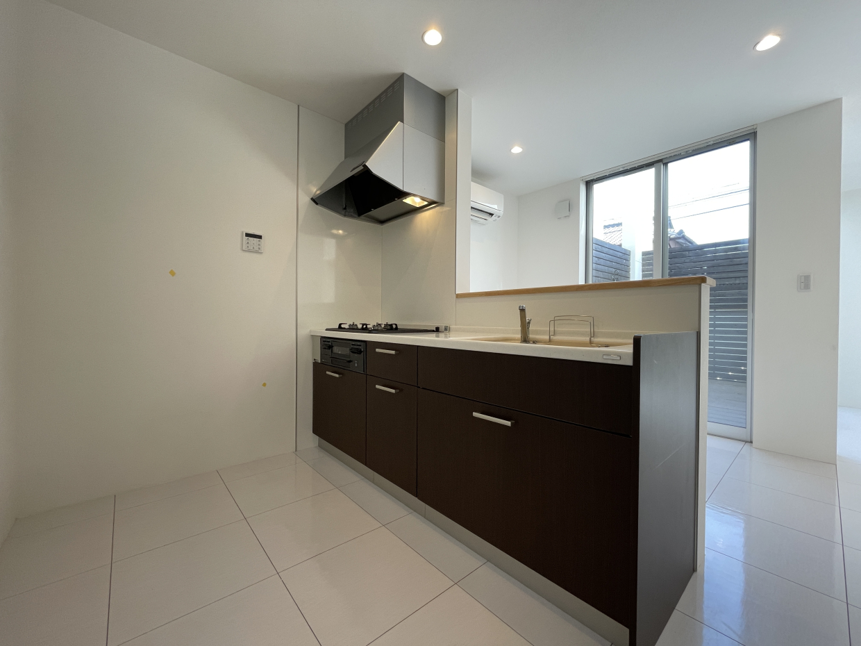 キッチンからテラスとリビングが見渡せます