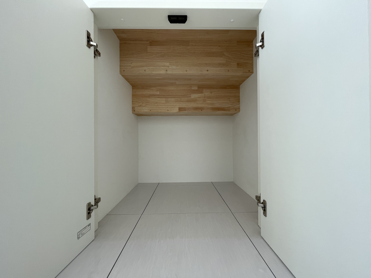 階段下に収納があります