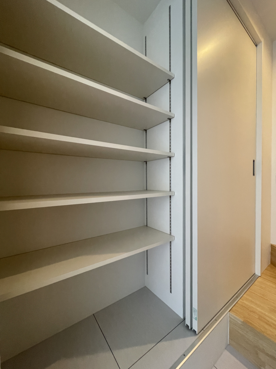 シューズクローゼットもたくさん入ります