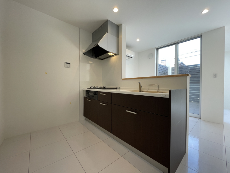 キッチンからテラスとリビングが見渡せます