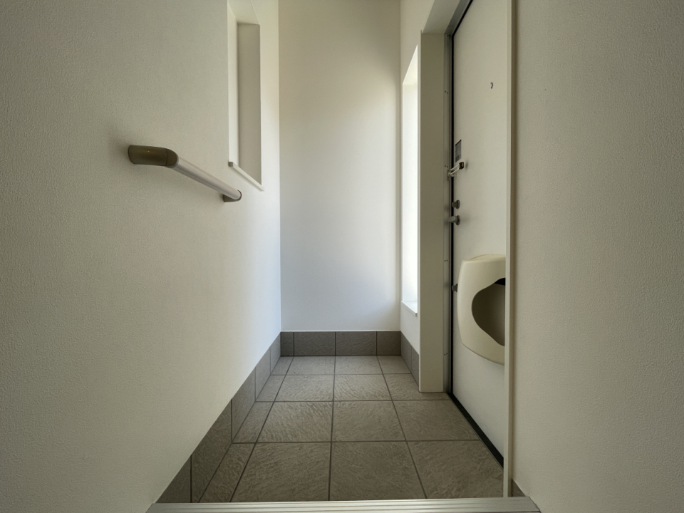 玄関にはニッチと小窓付き