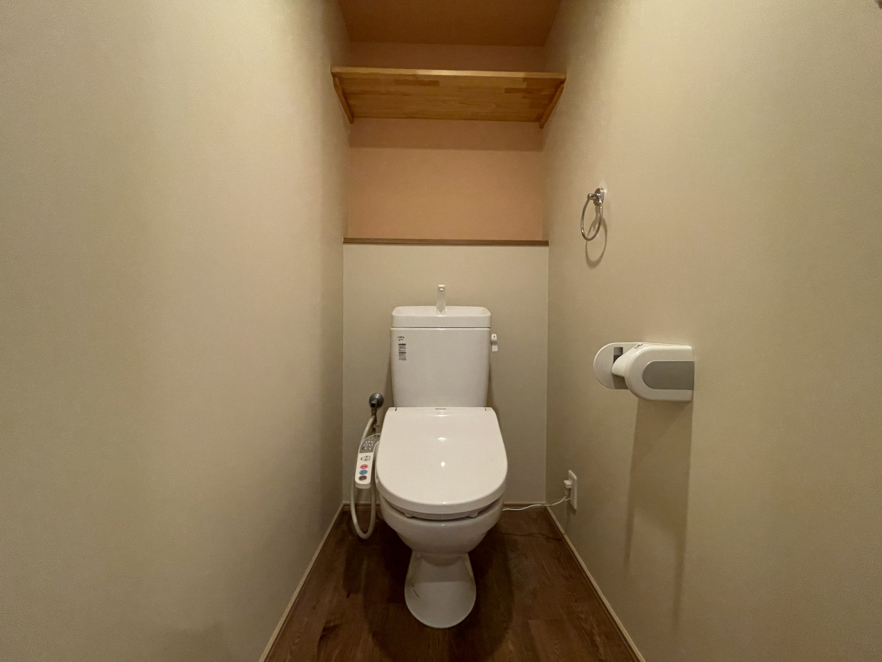 トイレは棚付きです