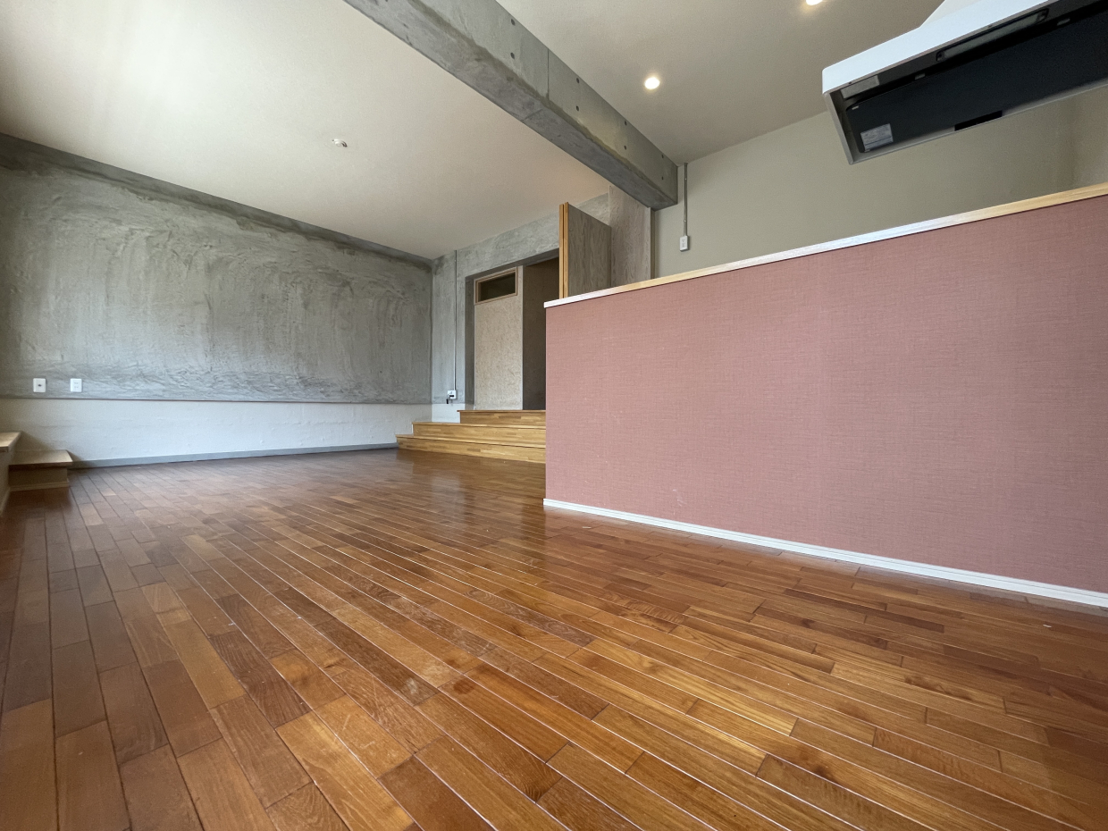 キッチンカウンターはレンガ色