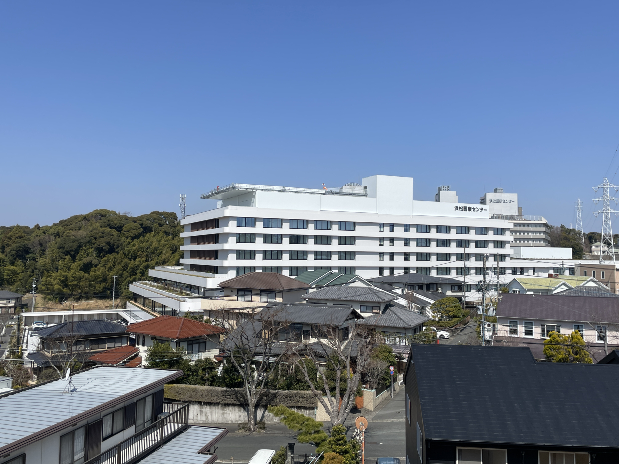 裏手には医療センターが見えます