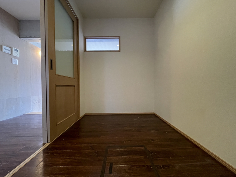 DENは、3.3帖。納戸のように荷物を収納しておけるので便利