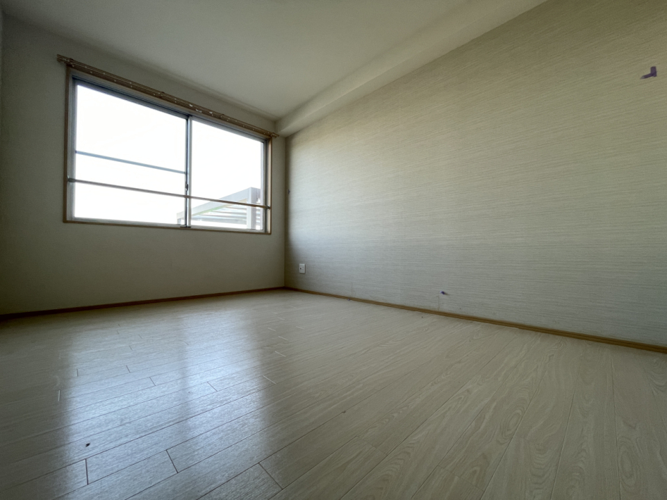 こちらは６帖の洋室。収納はありません