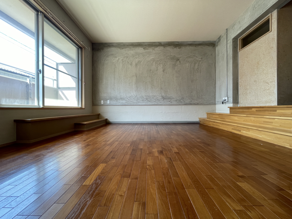 正面の壁に絵画とか飾ったら素敵ですね