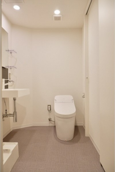 トイレもタンクレスでスタイリッシュ。