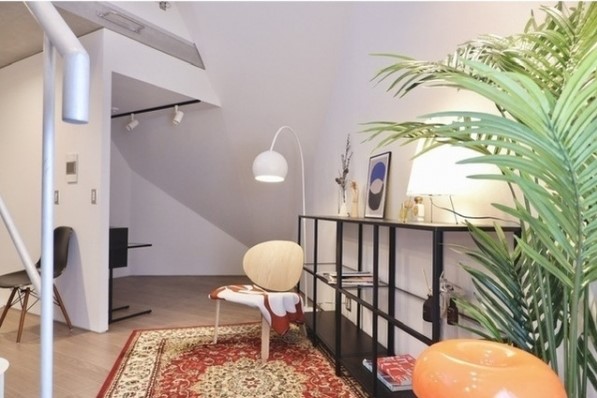 生活感が出がちなキッチンは奥にひっそり。