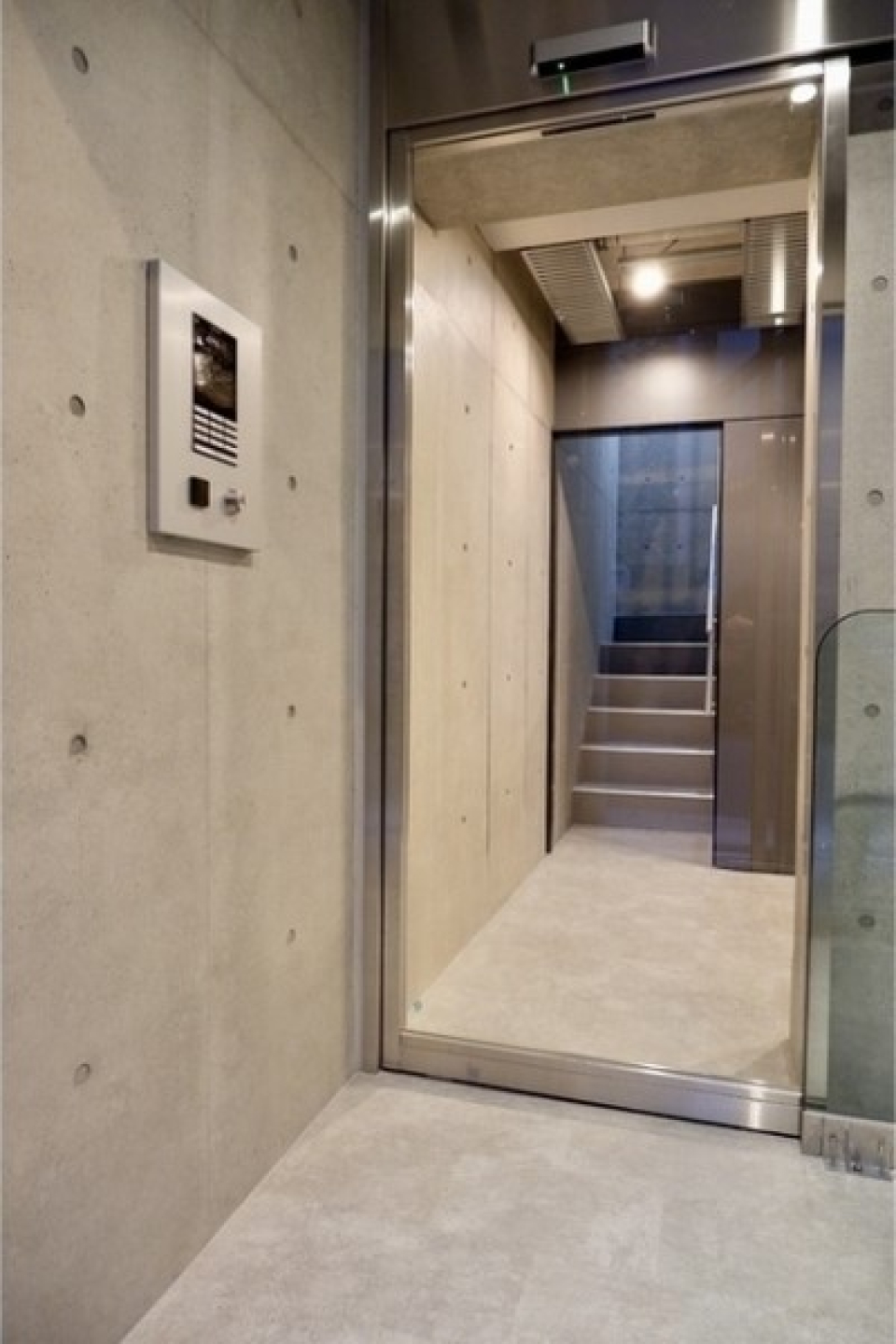 安心のオートロック付き。