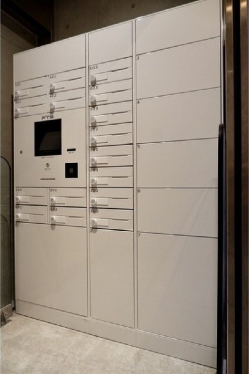 今や必需品の宅配ボックス、あります。