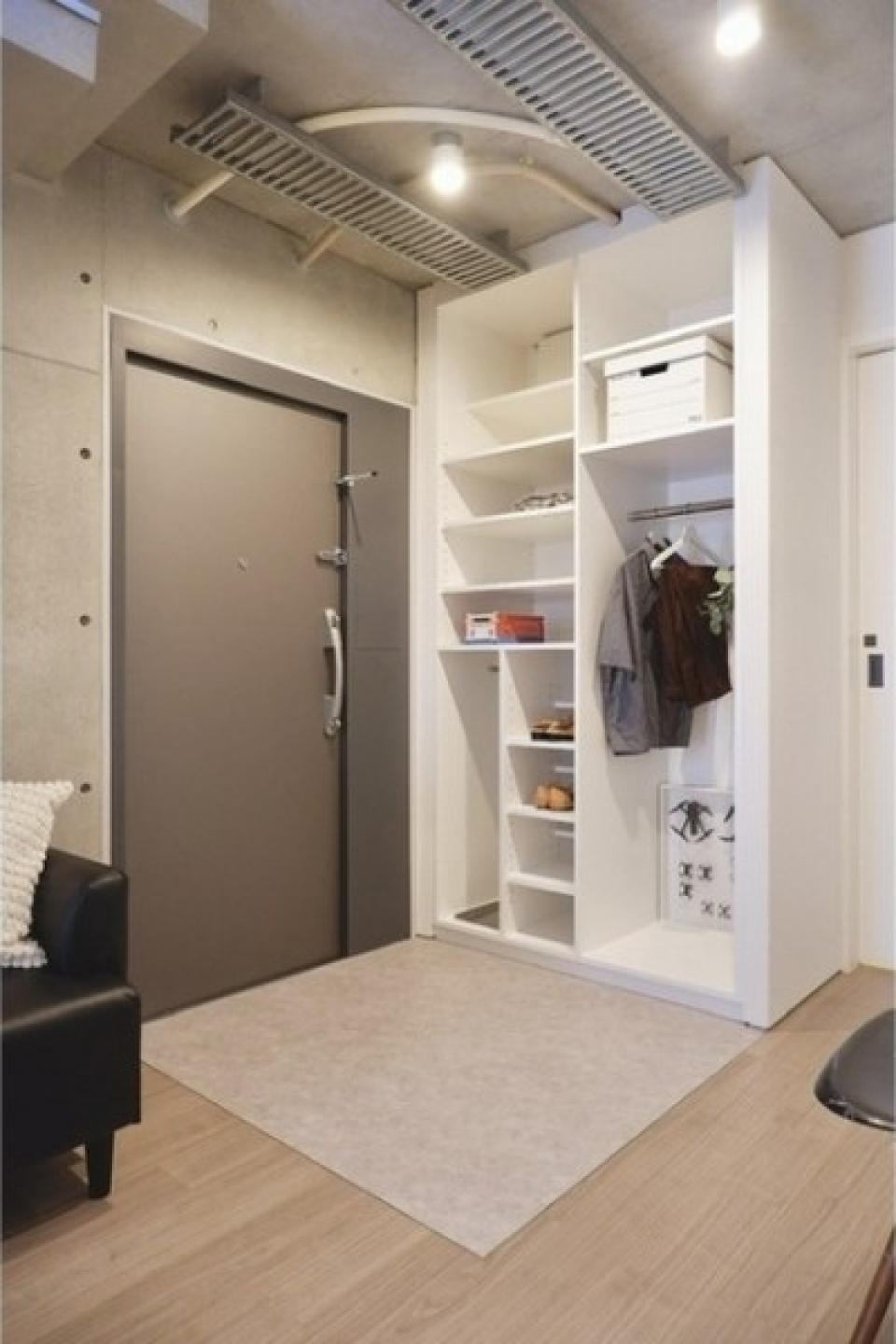 玄関から室内はシームレスです。