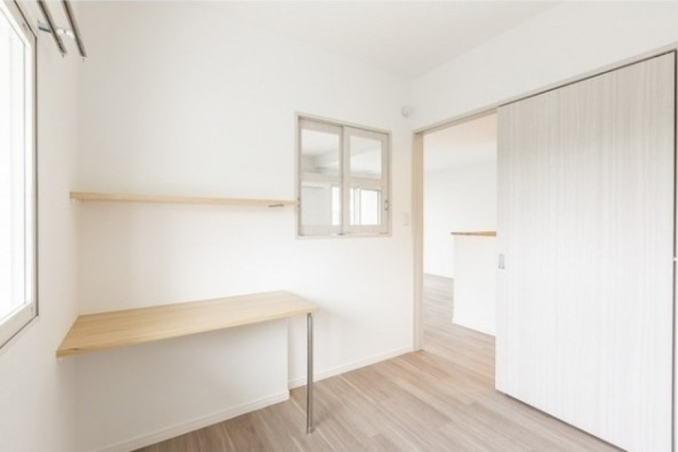 リビングと繋がる室内窓の向こうにはデスクつきの3.8帖のお部屋
