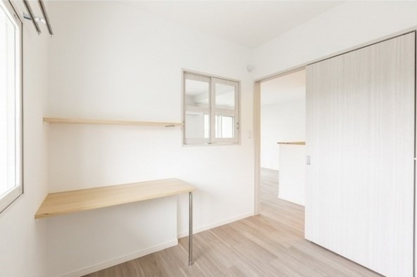 リビングと繋がる室内窓の向こうにはデスクつきの3.8帖のお部屋