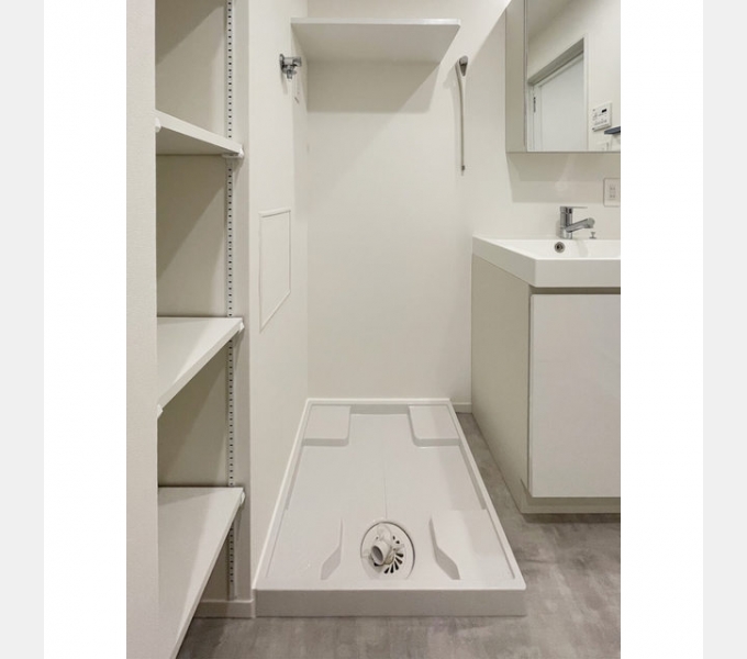 洗濯機置き場の横には日用品のストックに便利な棚があります