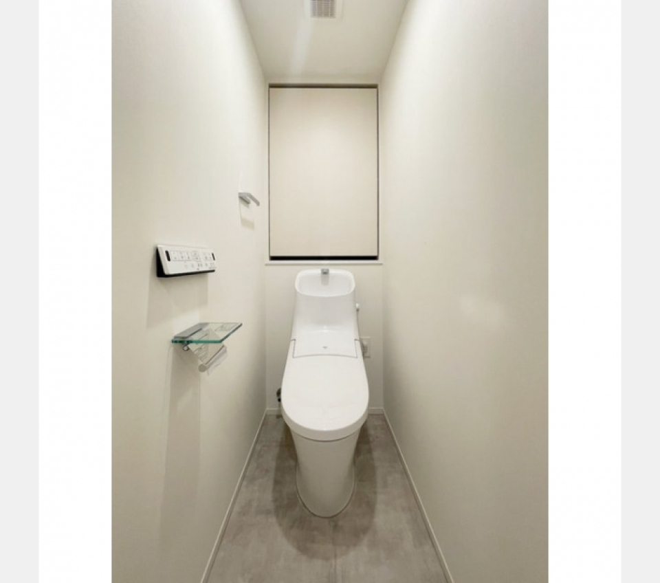 トイレットペーパーホルダーに携帯置けるの地味に便利です