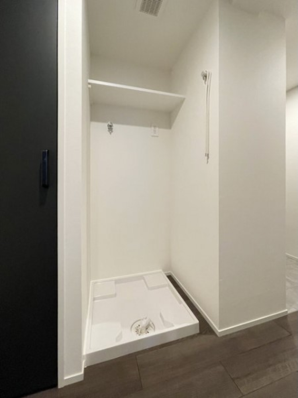 洗濯機置き場の横には日用品のストックに便利な収納があります