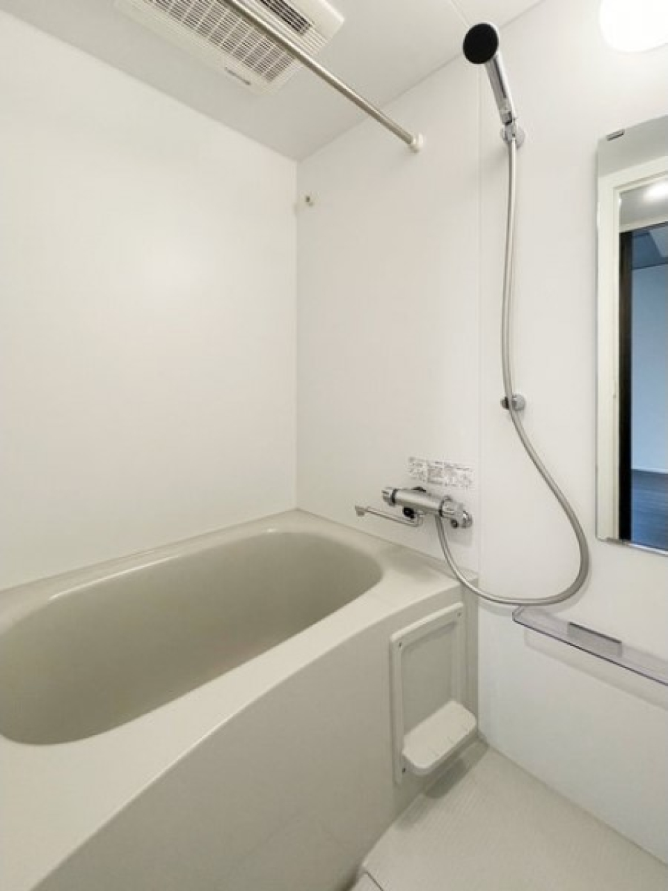 浴室乾燥機能付きのバスルーム