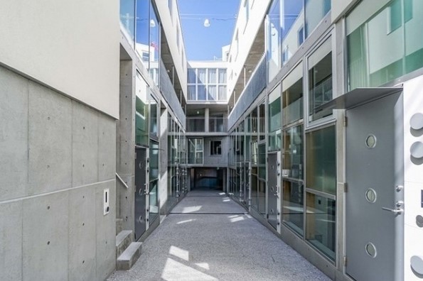 ガラスに反射した空が美しい