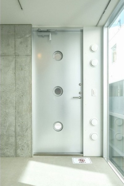 メタリックで小洒落た玄関