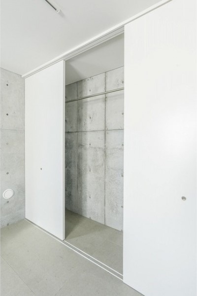 壁一面のクローゼットです