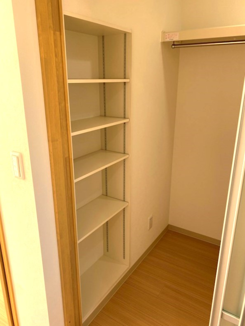 ウォークインクローゼットにはハンガーポールもあるので便利ですね