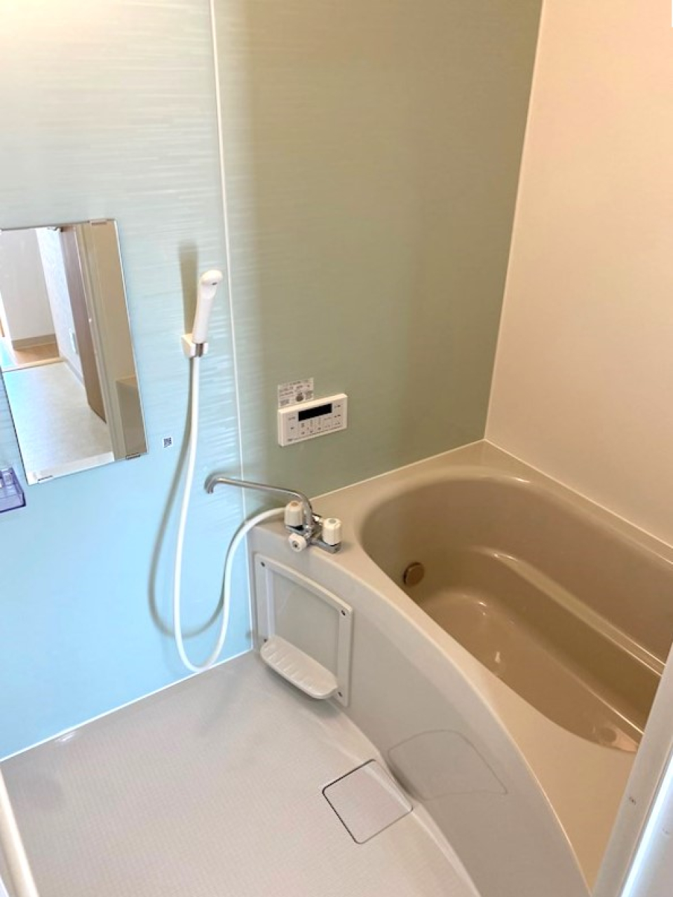 浴室の壁も水色でおしゃれ